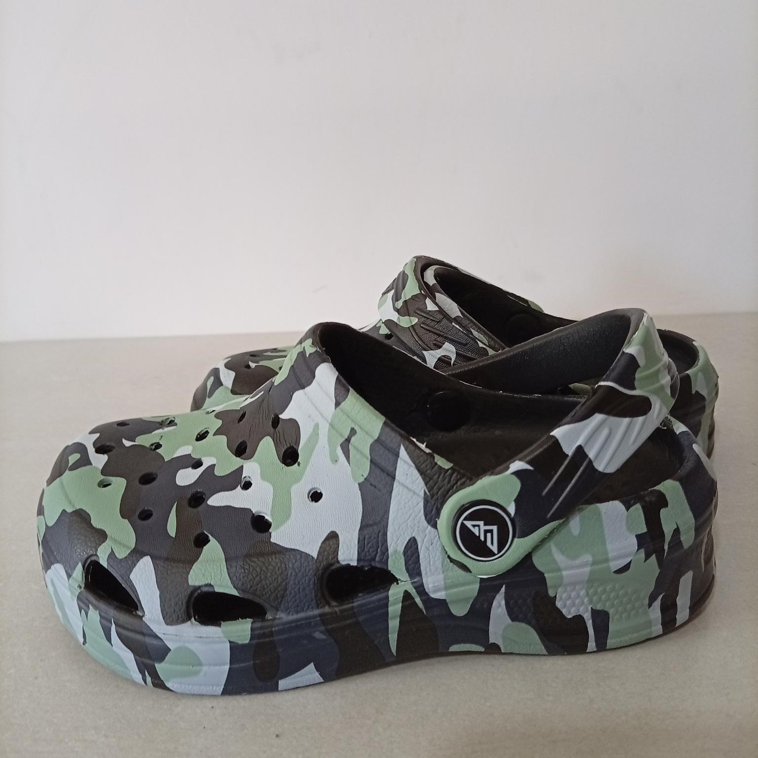 Zapatos tipo crocs, 30