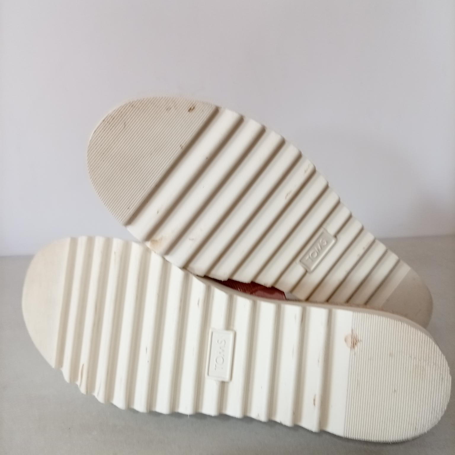 Toms , 38