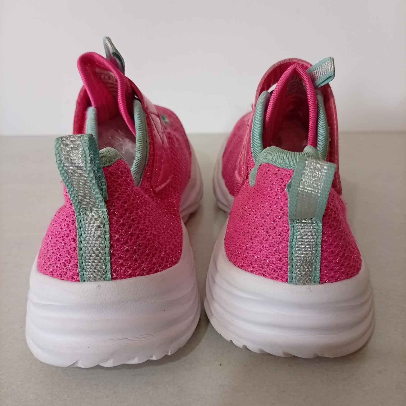 Skechers , 35