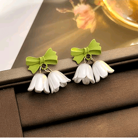 Aros Clip Flor de Campanilla con Lazo Verde – Estilo Romántico y Femenino