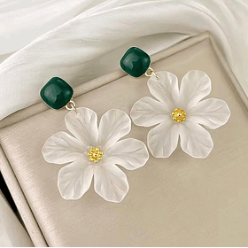 Aros Clip Flor Blanca con Centro Dorado y Tope Verde Esmeralda