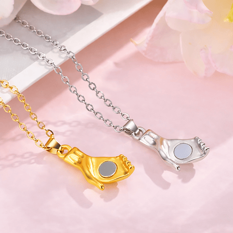 Collar de Manos Entrelazadas 