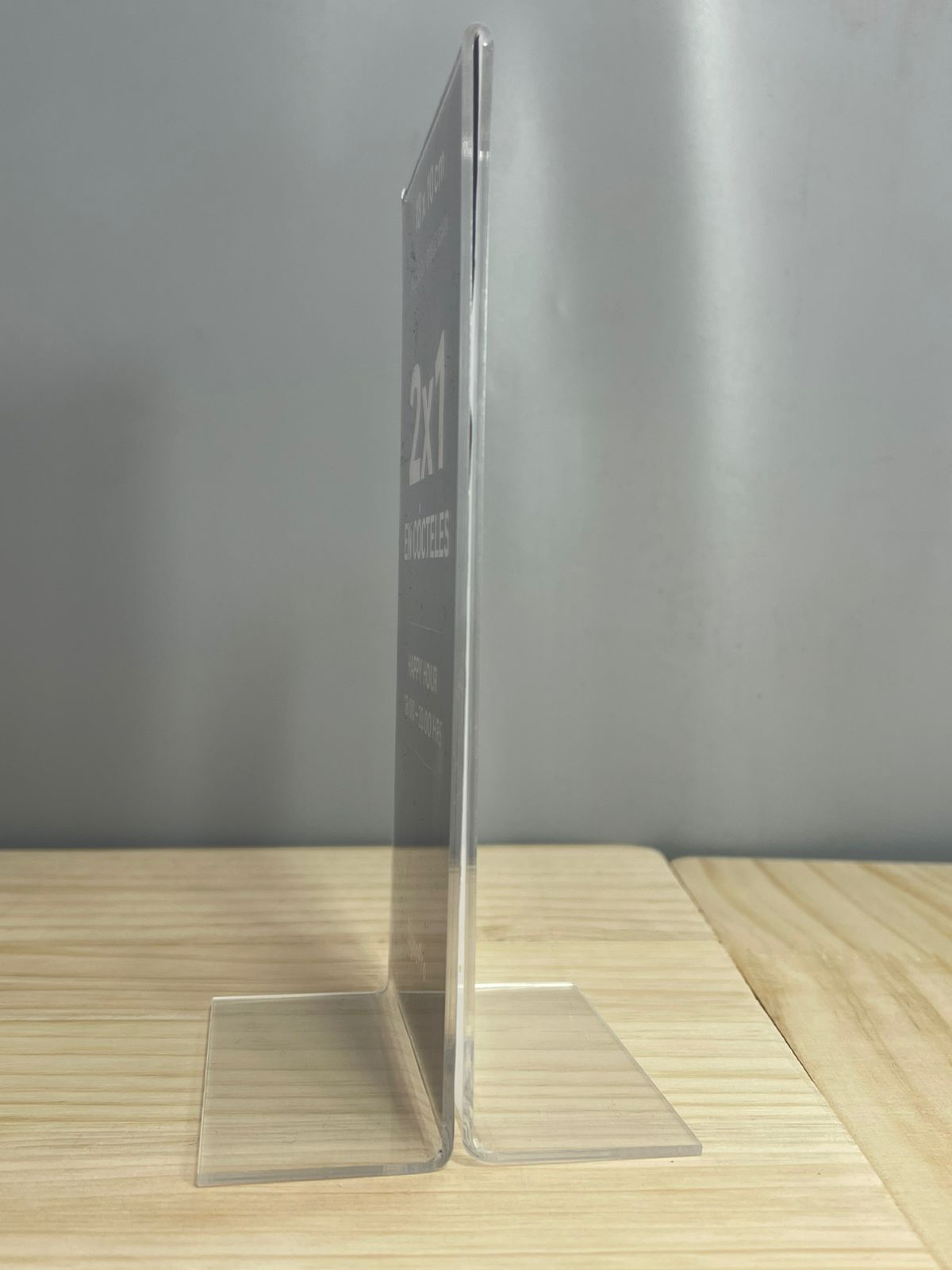 Portamenú Acrílico de Mesa 18 × 10 cm – Modelo T Doble Cara (Pack 50) 5