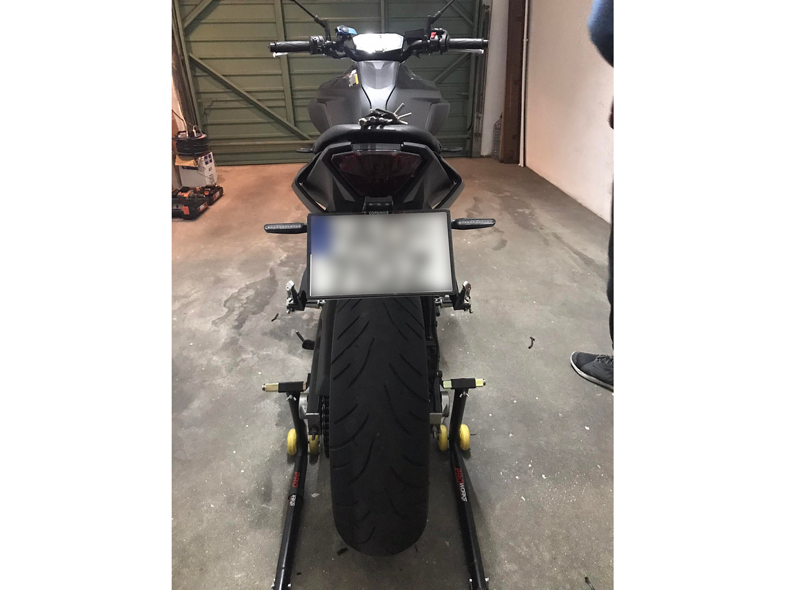 Suporte de Matrícula Curto Universal para Mota 3