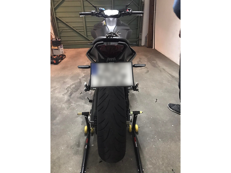 Suporte de Matrícula Curto Universal para Mota 3