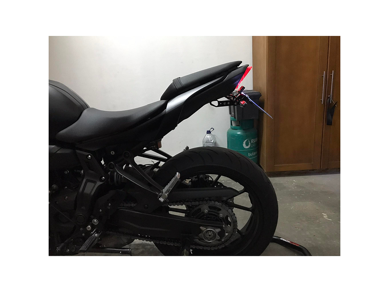 Suporte de Matrícula Curto Universal para Mota 4