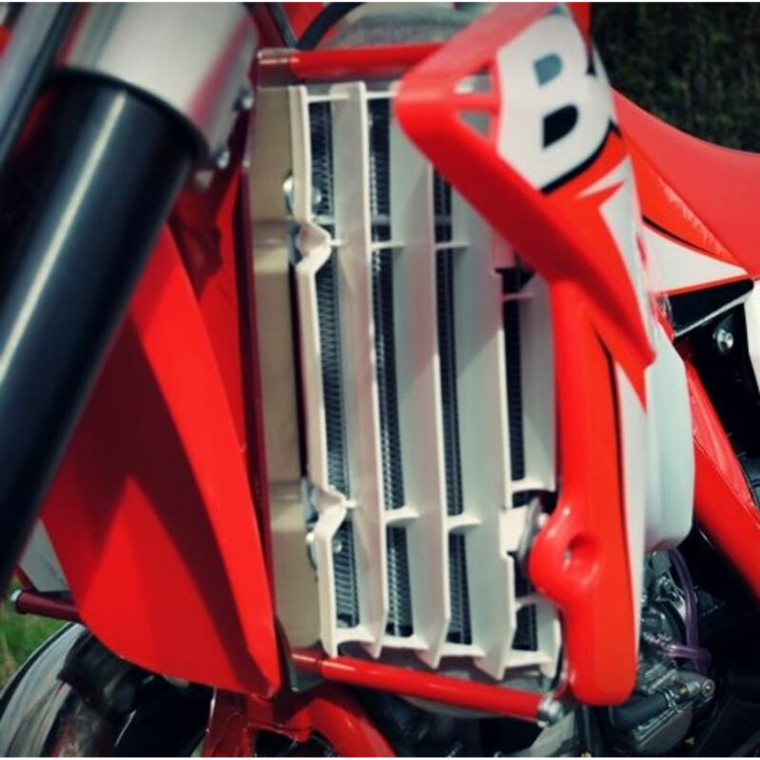 Protetores de Radiador Alumínio Vermelha AXP Beta AX1311