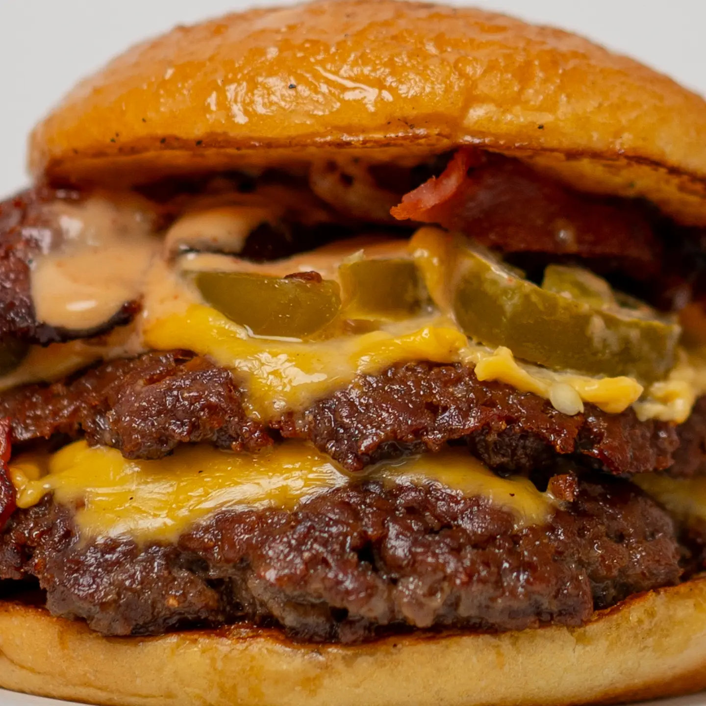 Mi nutricionista dijo que comiera más verde, así que le puse más jalapeños a mi hamburguesa.