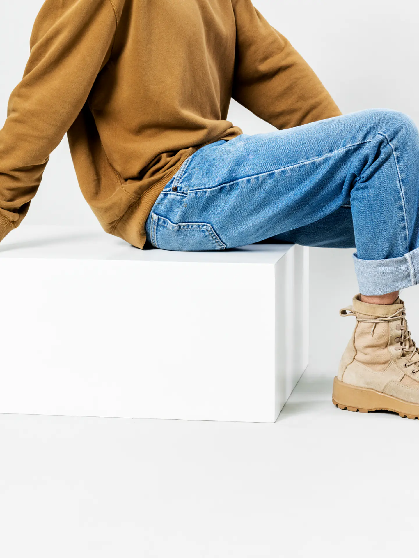 Sudadera de cuello redondo color mostaza 4