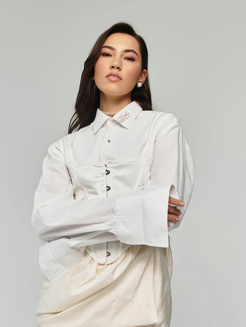 Blusa blanca con corsé superpuesto