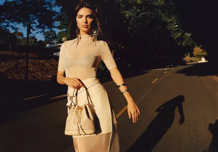 Emily Ratajkowski acabou de usar uma gola alta transparente na primavera