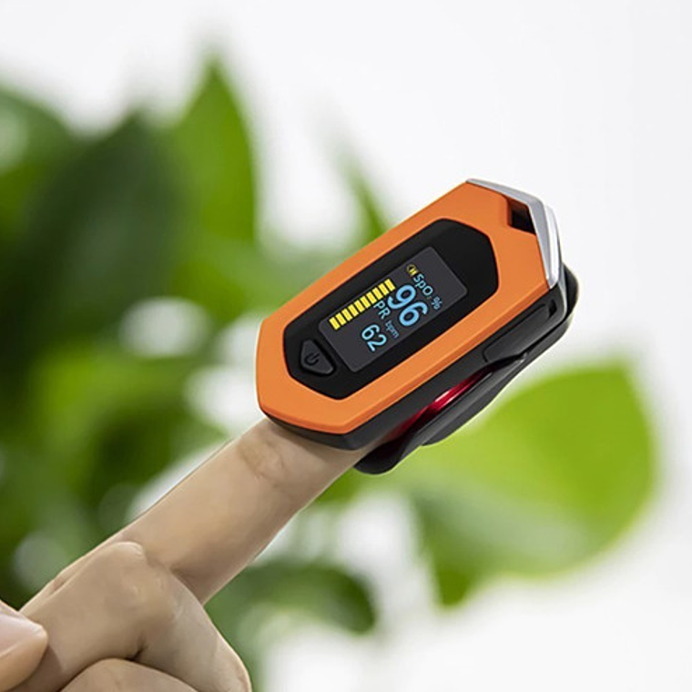 Saturometro Oximetro Recargable Colores Usb Con Estuche Stgo 13