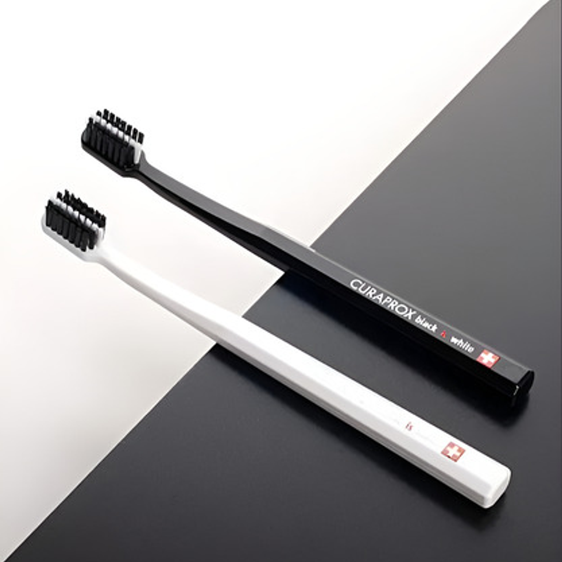 Pack 2 Cepillos Dientes Curaprox Black Is White Súper Suave 2