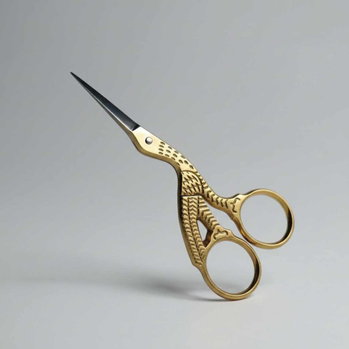 Tijera Ave Fénix Dorada Barberia O Cejas Profesional 9cms 2