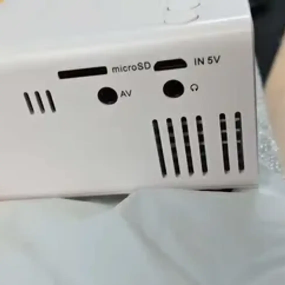 Mini Proyector Led  600l Hd Portátil Av Hdmi Control Remoto 5