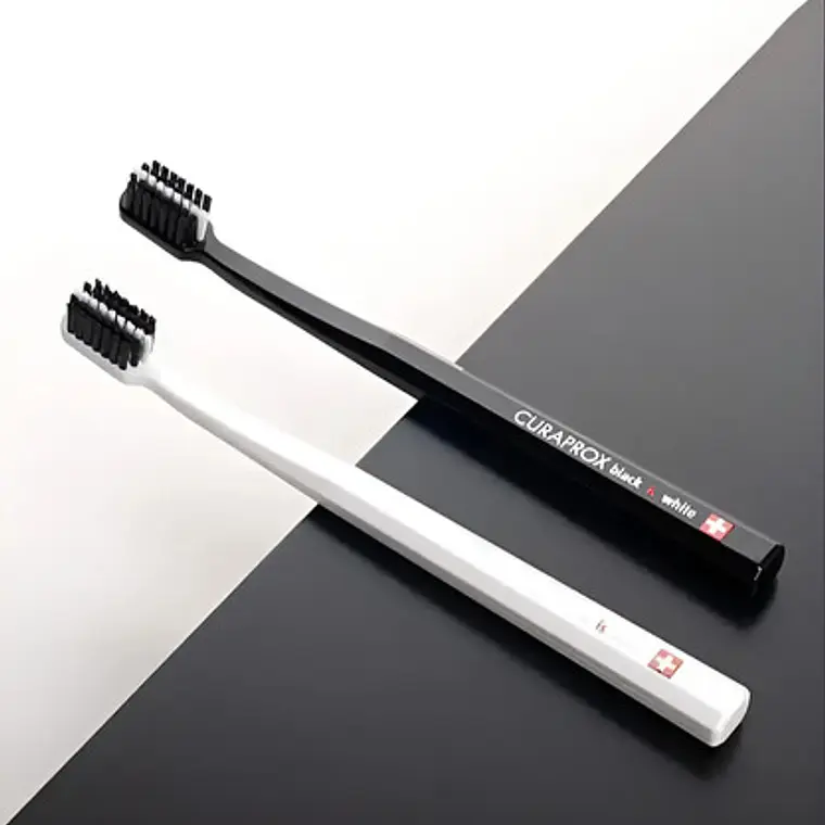 Pack 2 Cepillos Dientes Curaprox Black Is White Súper Suave 3