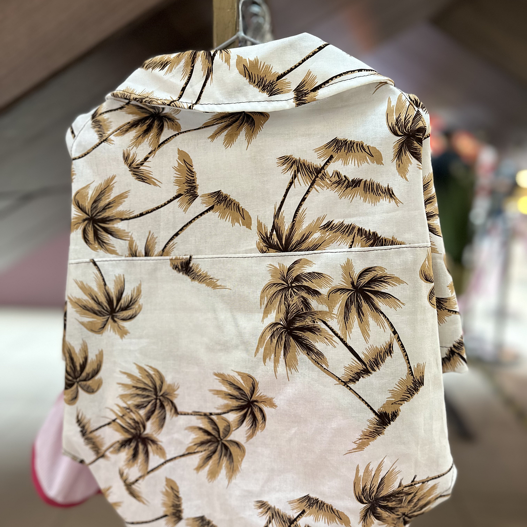Guayabera blanca con palmeras  1