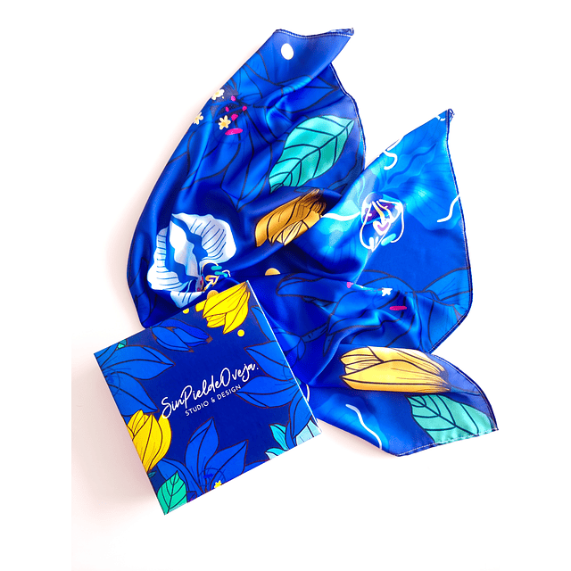 Pañuelo Blue Flowers tamaño 70 x 70 cms - Última edición especial.