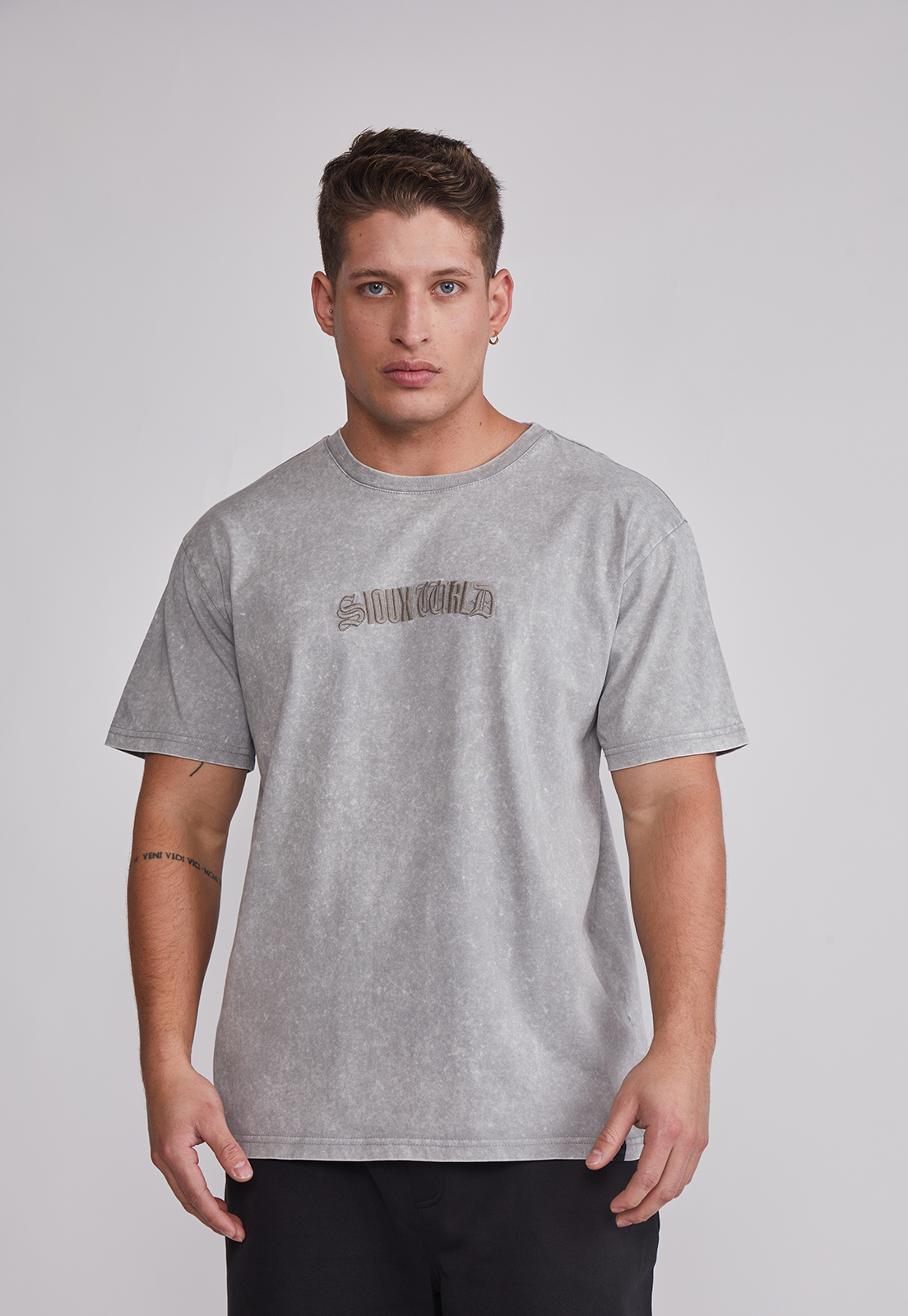 Polera Hombre Lavada Bordado Gris Sioux 1