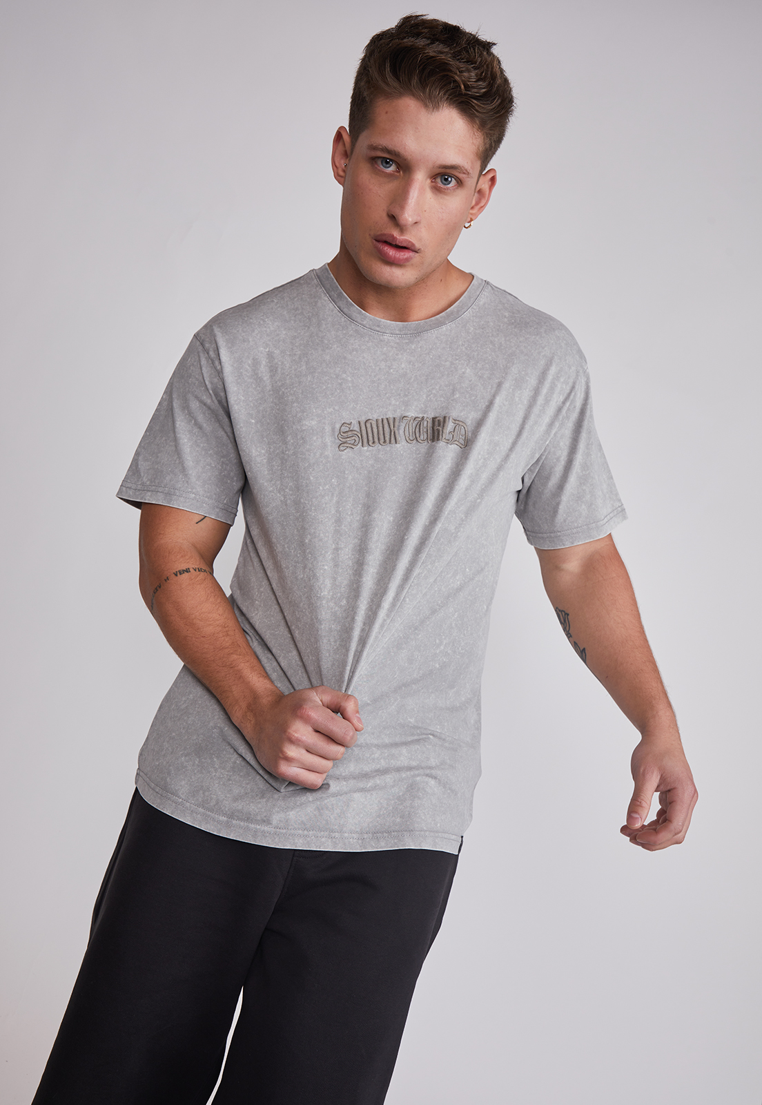 Polera Hombre Lavada Bordado Gris Sioux 5