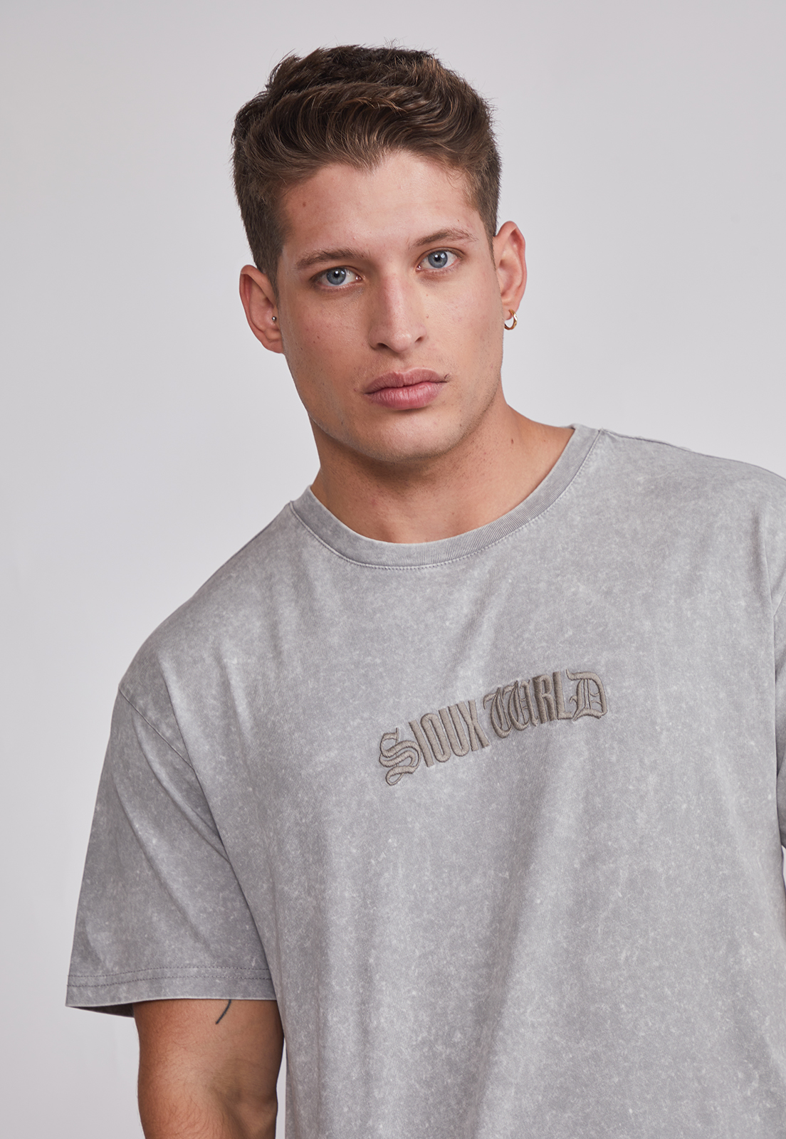 Polera Hombre Lavada Bordado Gris Sioux 4