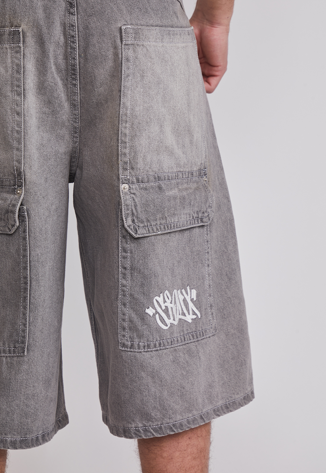 Bermuda Hombre Skater Bordado Gris Sioux 3