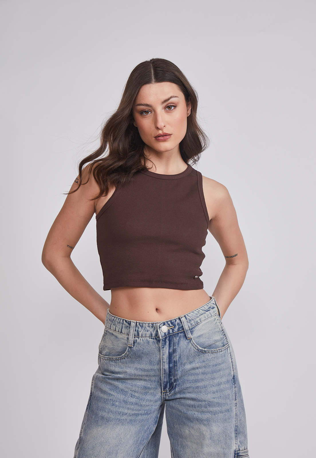 Peto Mujer Halter Crop Café Sioux 1