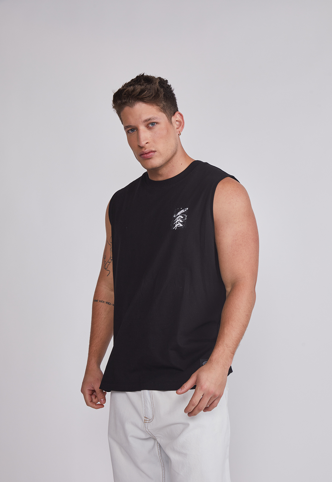 Polera Sin Manga Hombre Future Negro Sioux 1