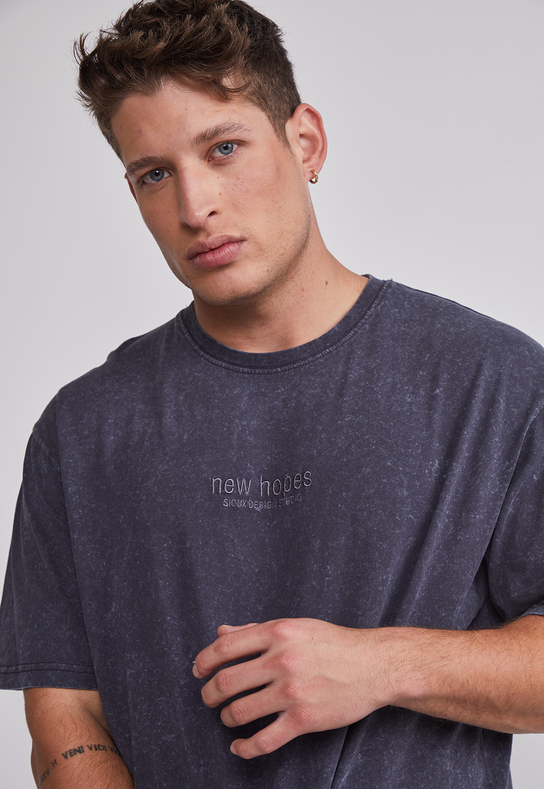 Polera Hombre Lavado Bordado Gris Sioux 5