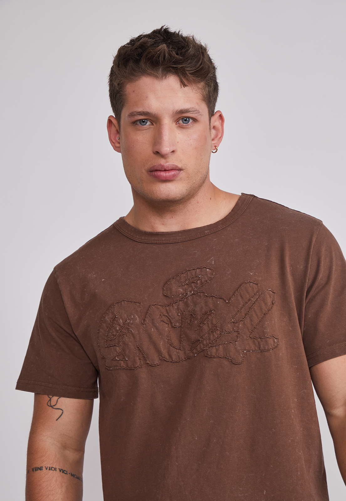 Polera Hombre Borde Bordado Café Sioux 4