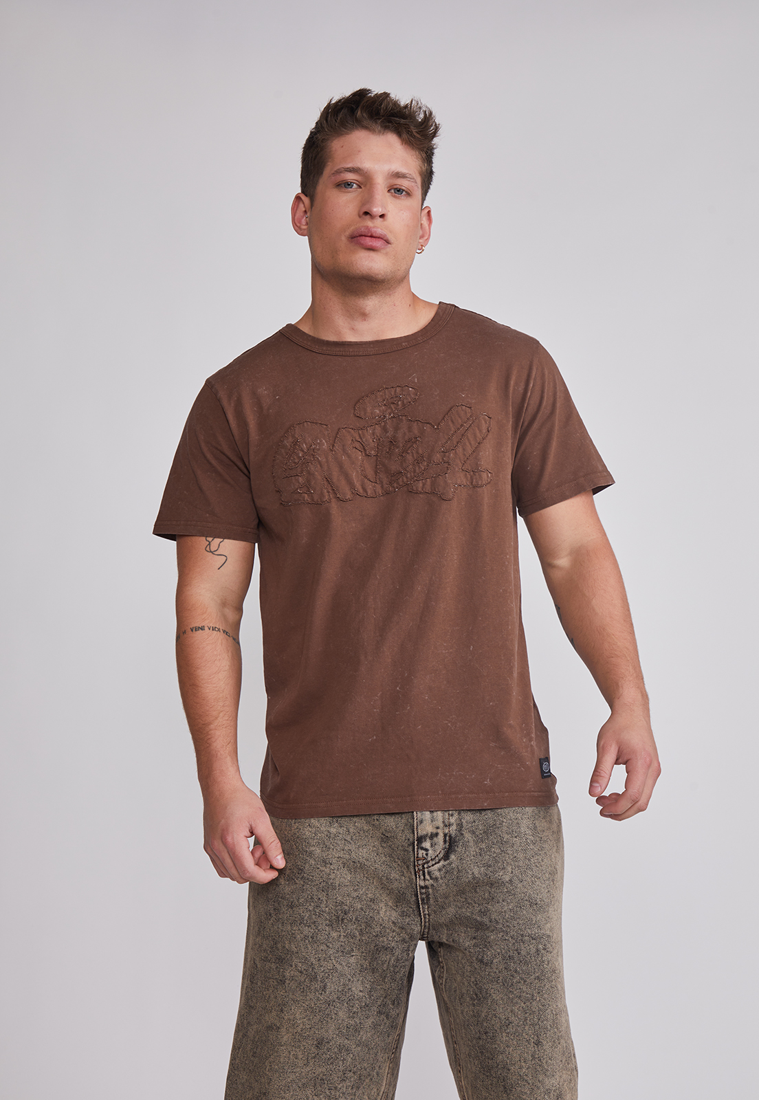 Polera Hombre Borde Bordado Café Sioux 1