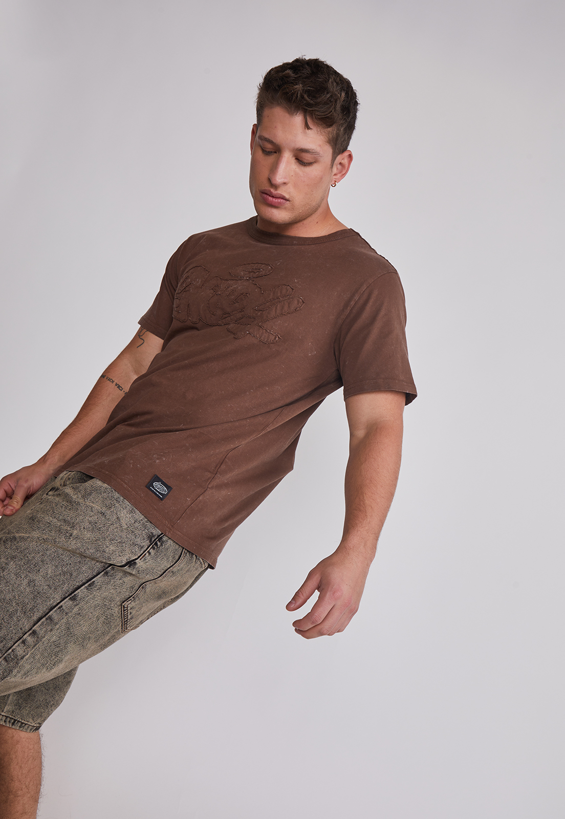 Polera Hombre Borde Bordado Café Sioux 3