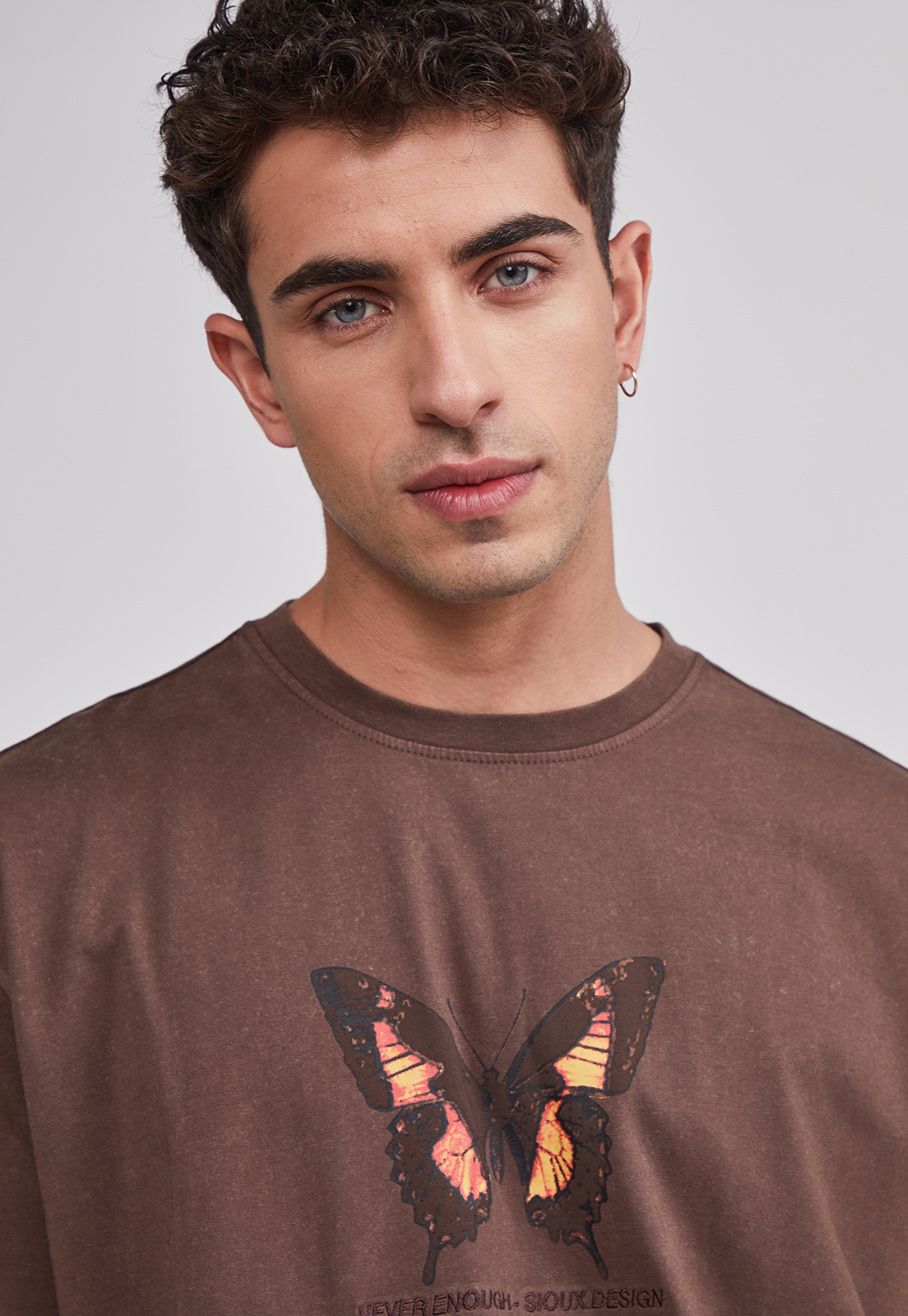 Polera Hombre Relaxed Mariposa Café Sioux 5