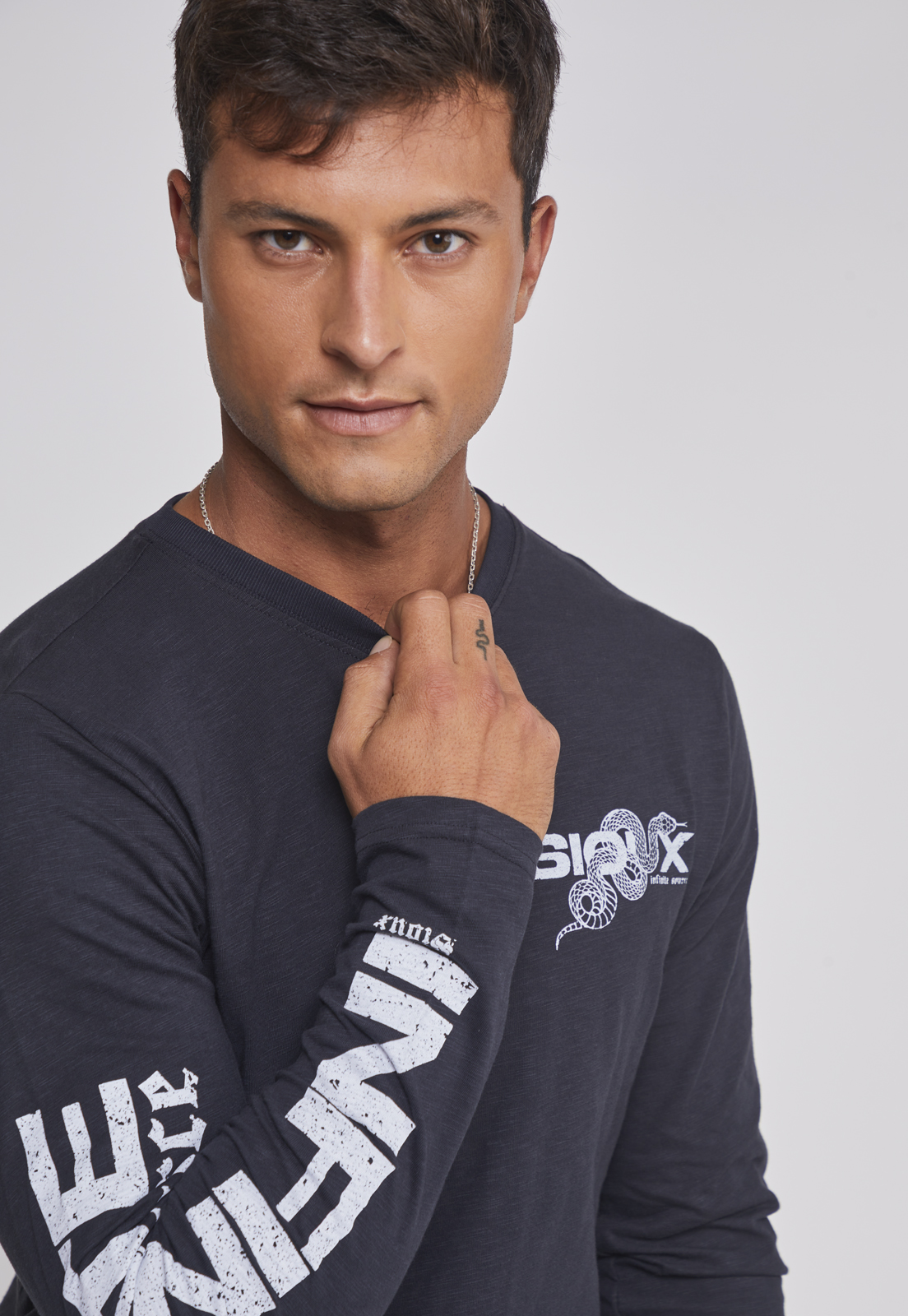 Polera Hombre Estampada Brazos Negro Sioux 4