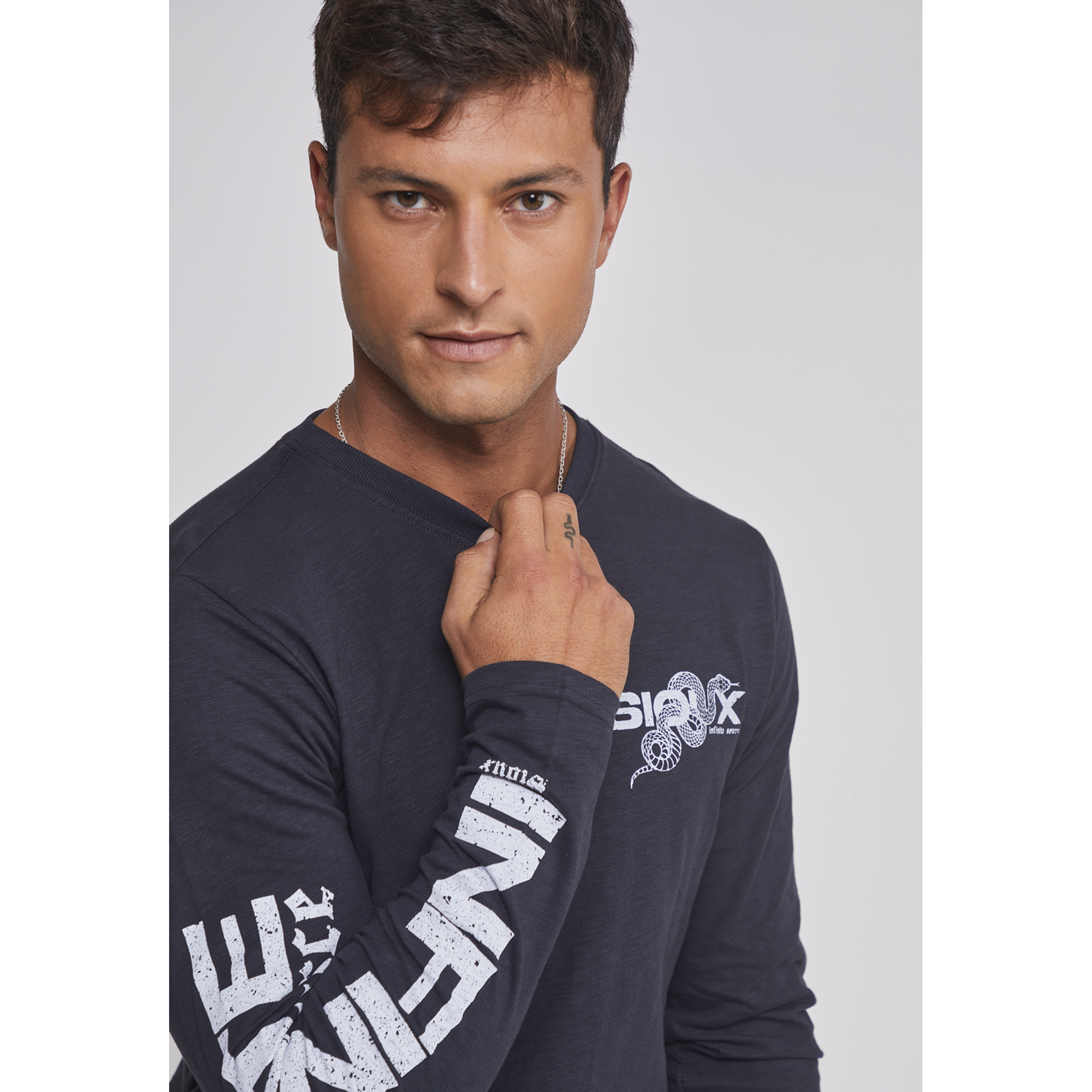 Polera Hombre Estampada Brazos Negro Sioux 4