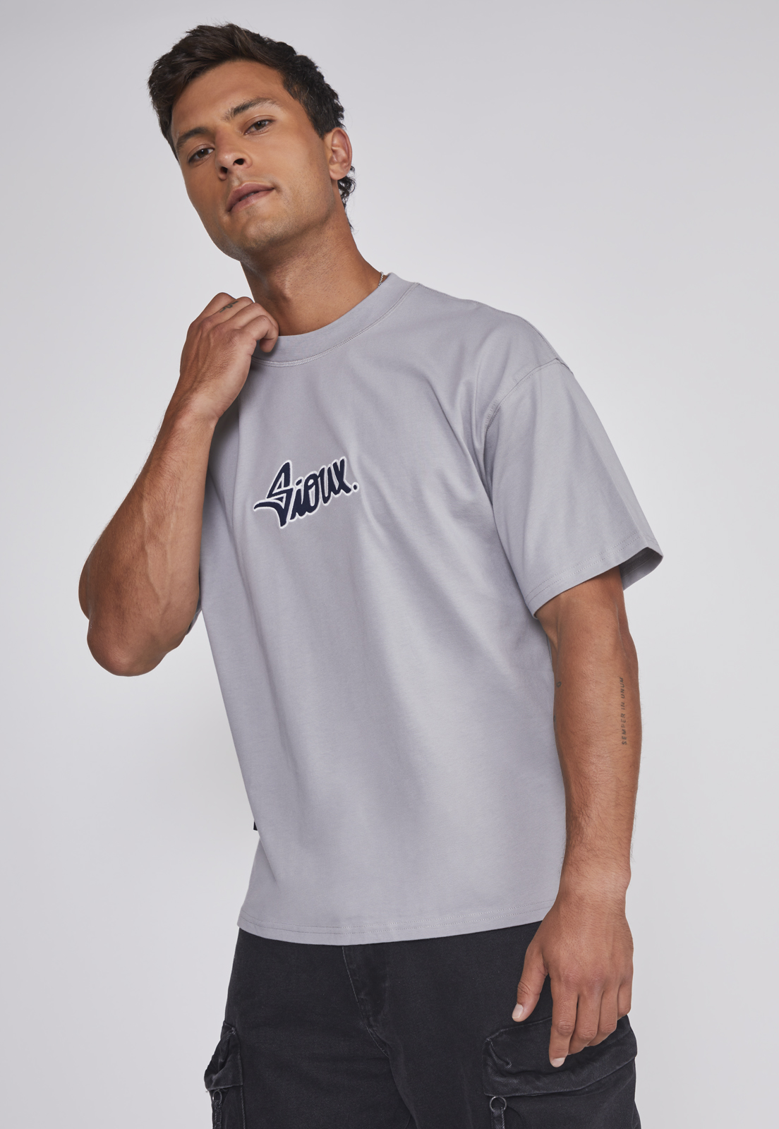 Polera Hombre Bordado Gris Sioux 5