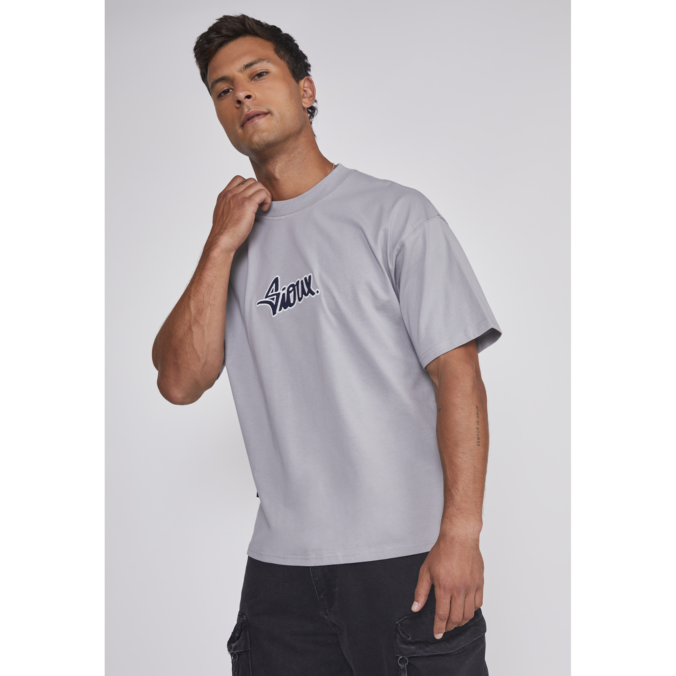 Polera Hombre Bordado Gris Sioux 5