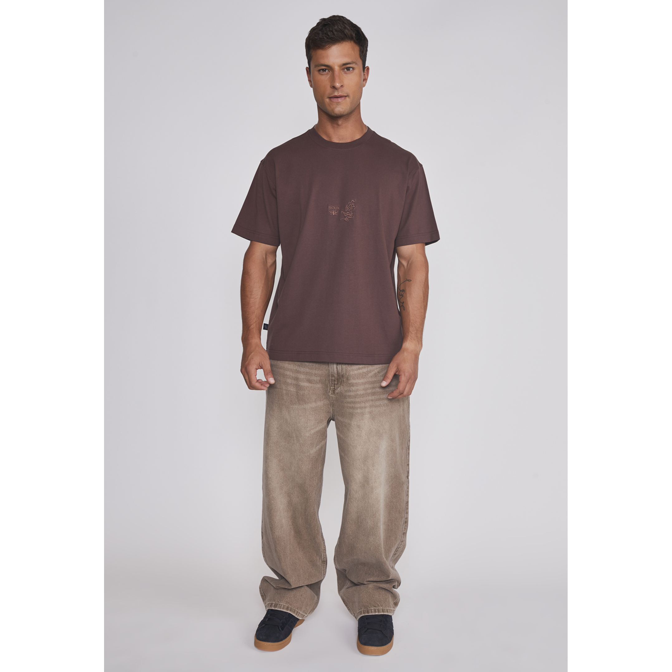 Polera Hombre Dragón Bordado Café Sioux 3