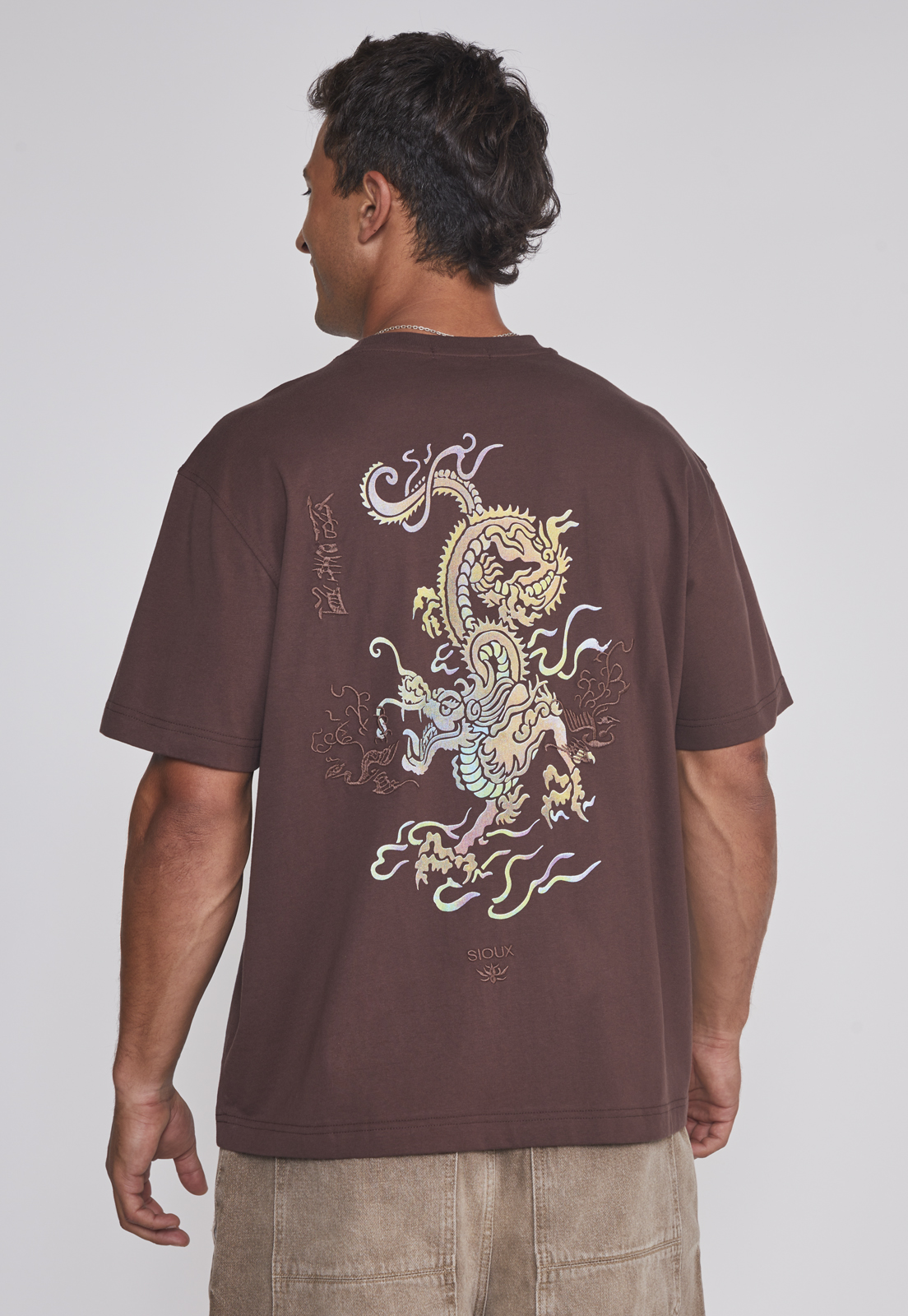 Polera Hombre Dragón Bordado Café Sioux 2