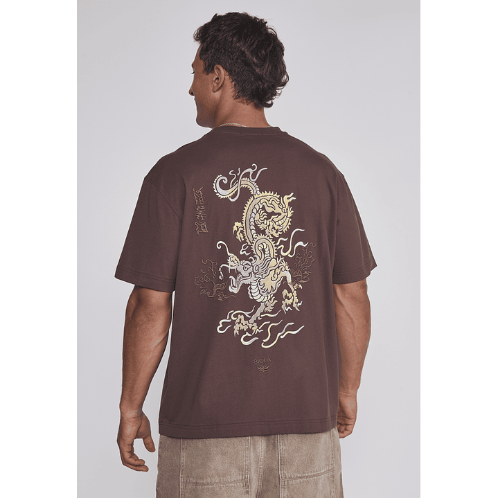Polera Hombre Dragón Bordado Café Sioux 2