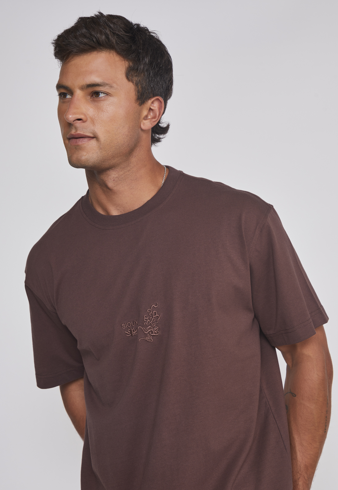 Polera Hombre Dragón Bordado Café Sioux 4