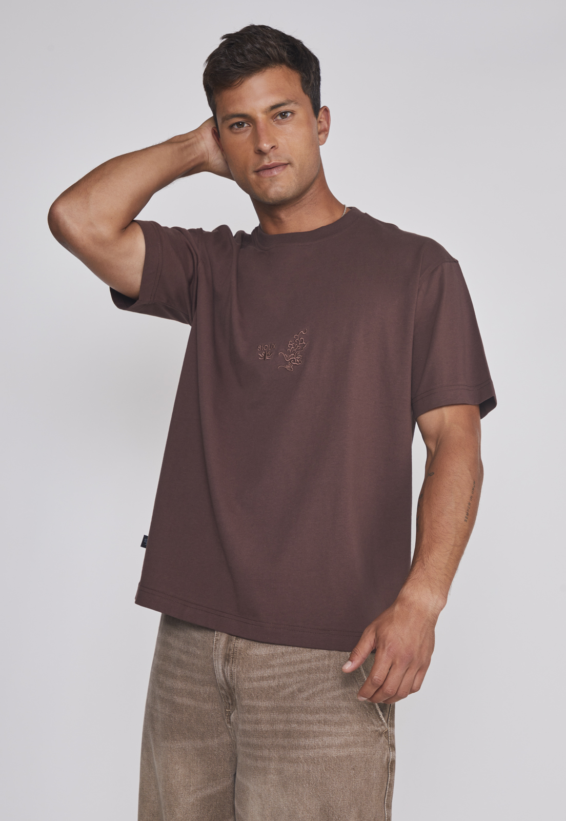 Polera Hombre Dragón Bordado Café Sioux 1