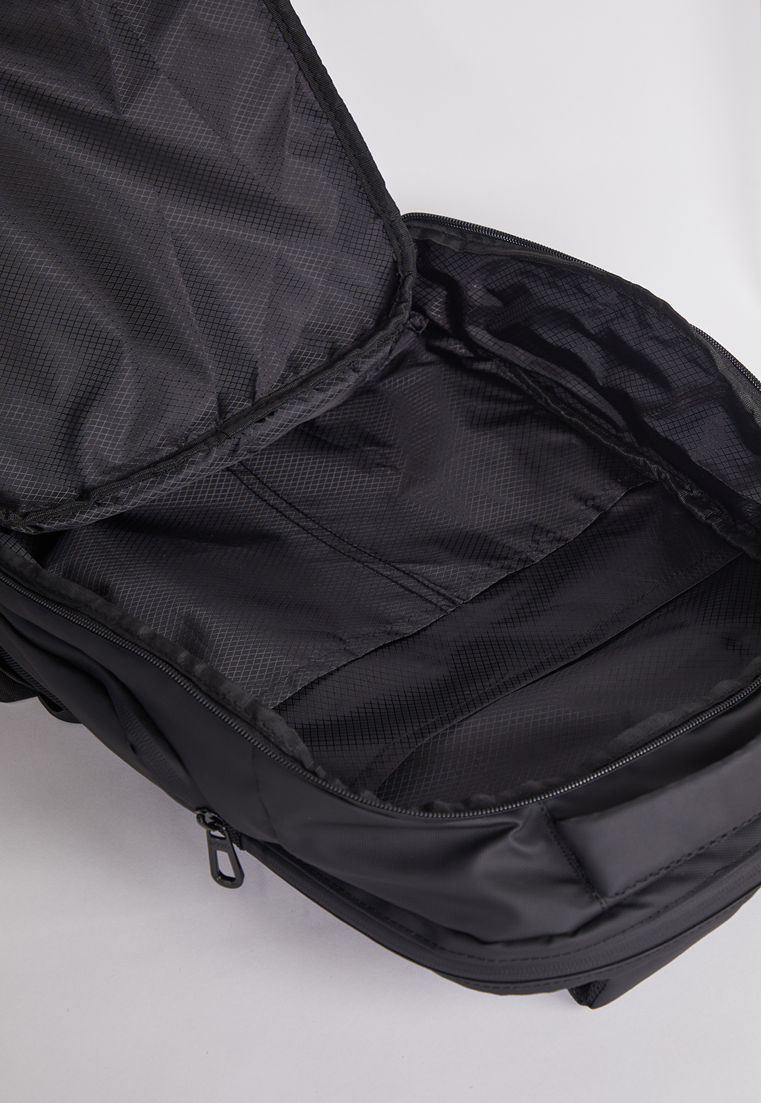 Mochila Reversed Bolsillos Negro 22 Litros  Sioux 4