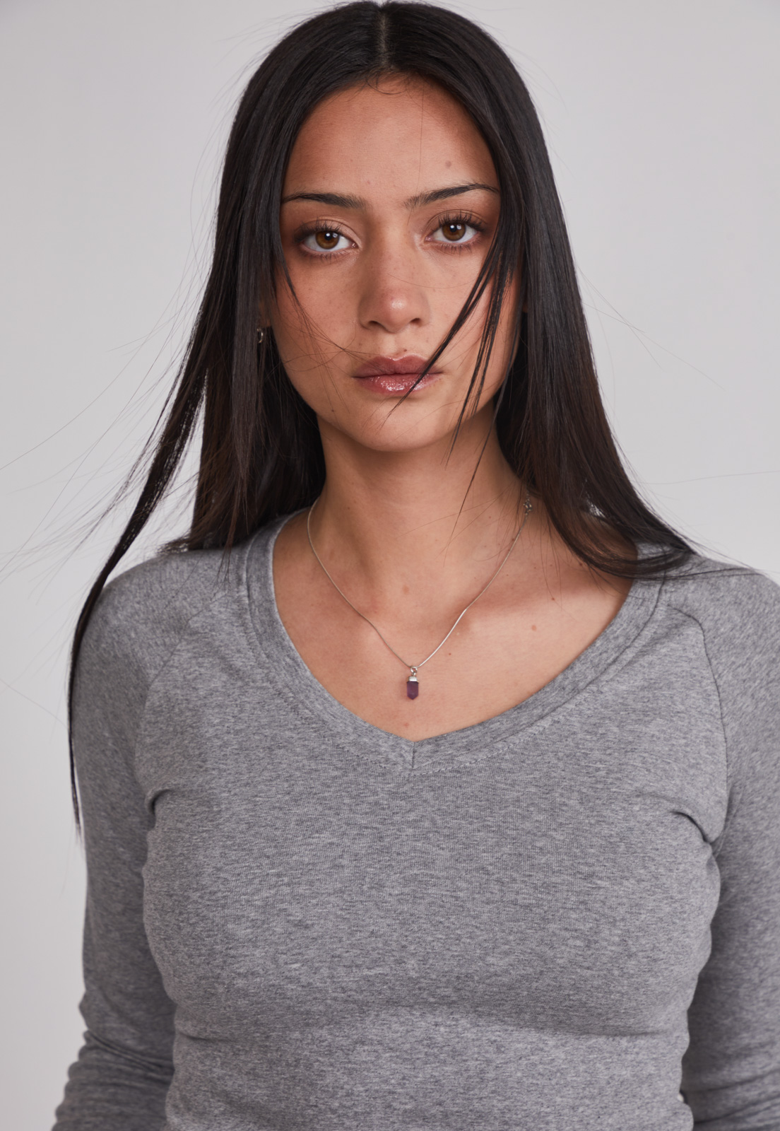 Polera Mujer Básica Cuello V Gris Sioux 4