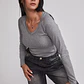 Polera Mujer Básica Cuello V Gris Sioux - Miniatura 5