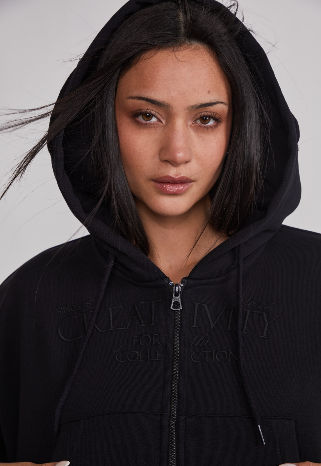 Polerón Mujer Crop Bordado Negro Sioux 4