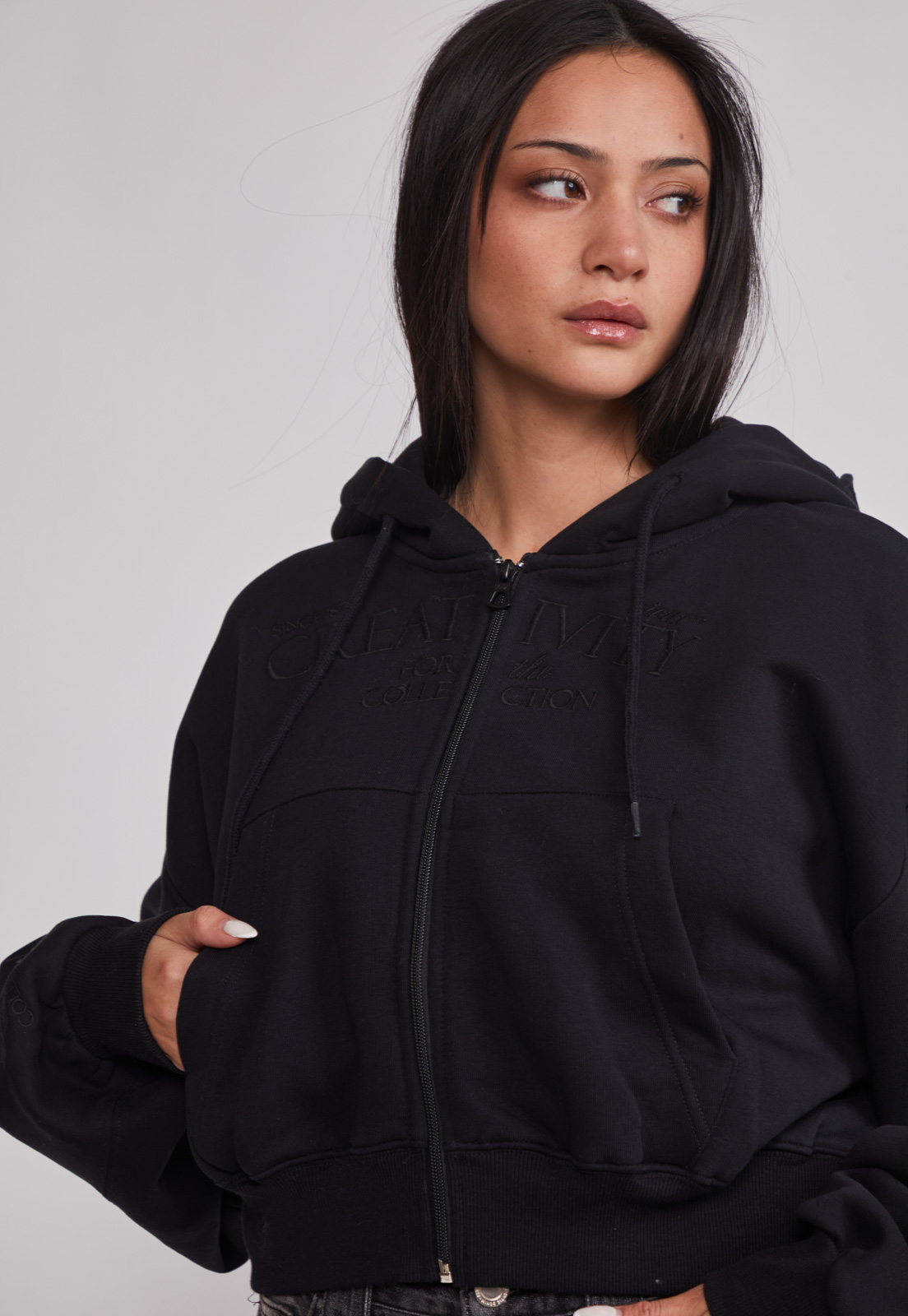 Polerón Mujer Crop Bordado Negro Sioux 5