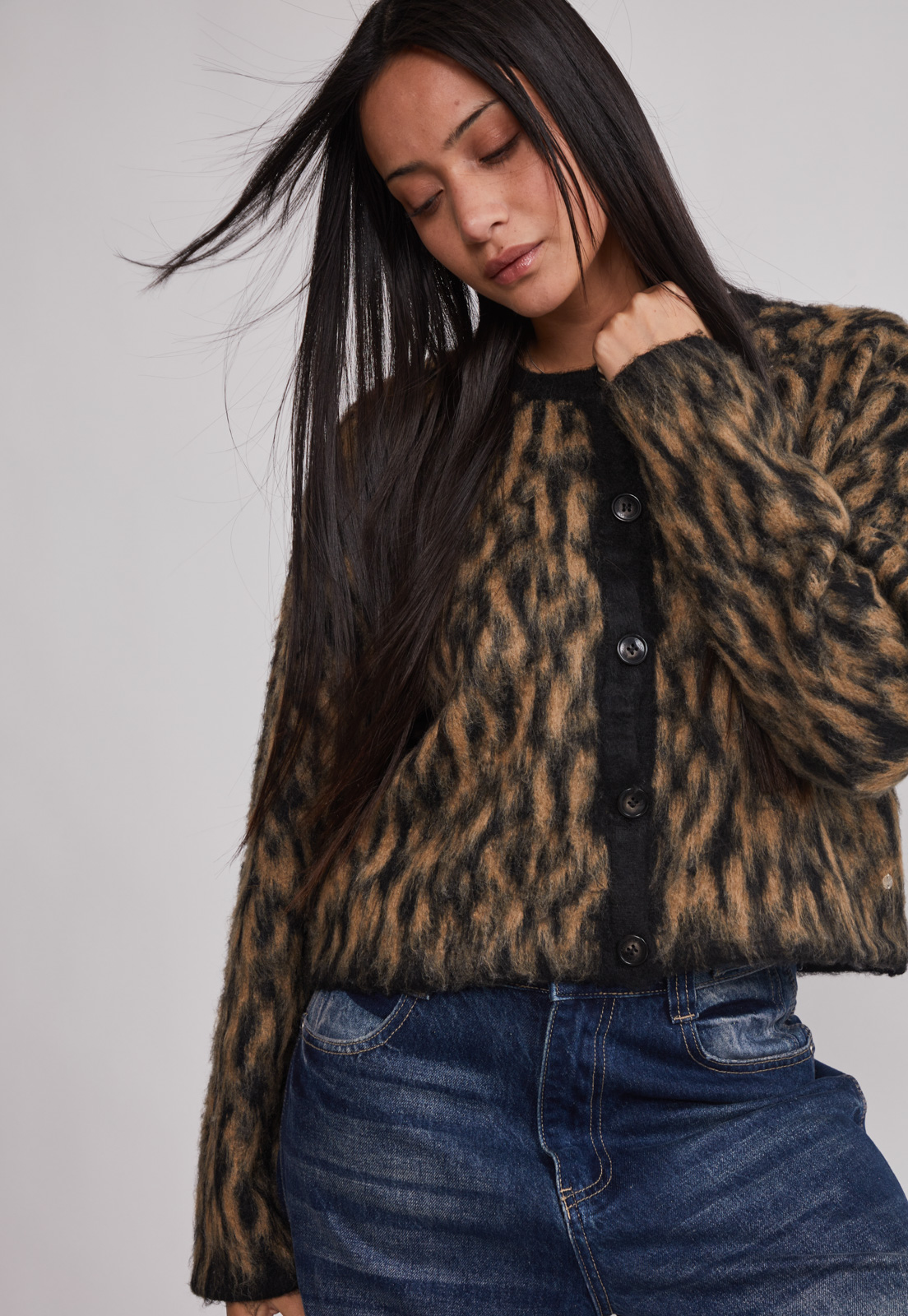 Sweater Mujer Leopardo Abotonado Negro Sioux 4