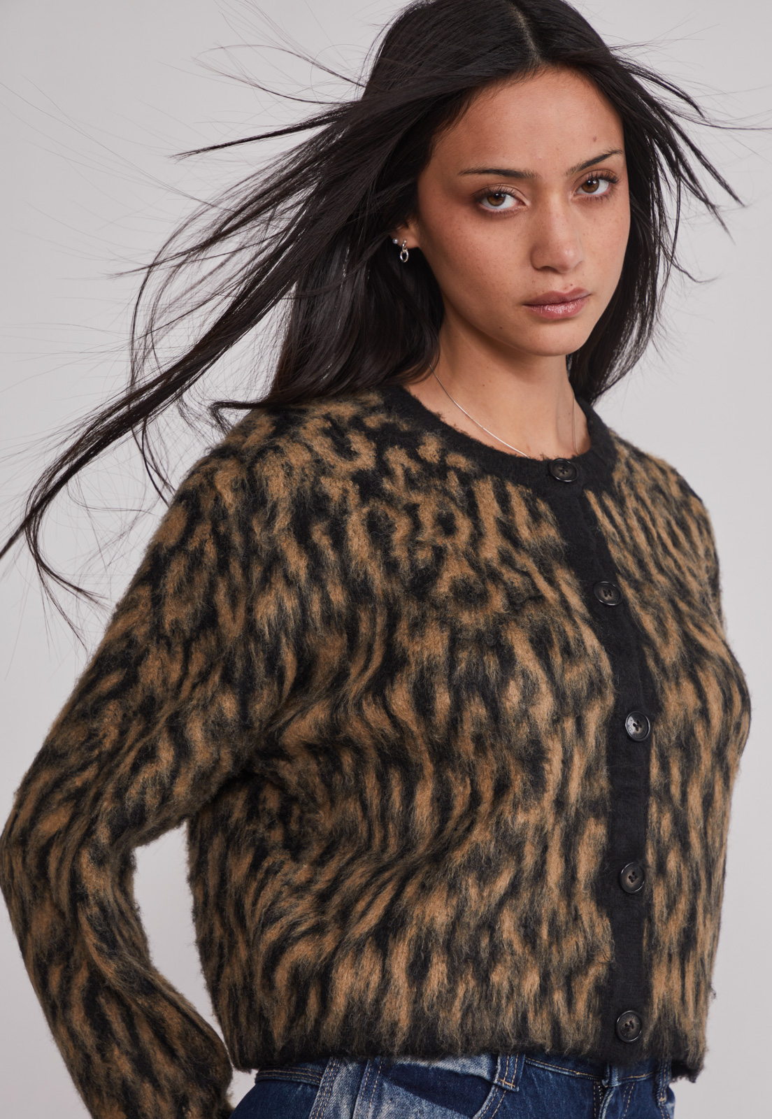 Sweater Mujer Leopardo Abotonado Negro Sioux 5