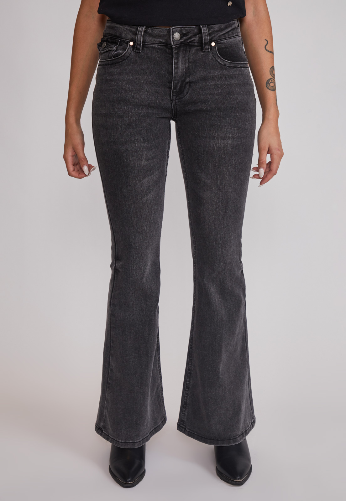 Jeans Mujer Flare Tiro Bajo Negro Sioux 1